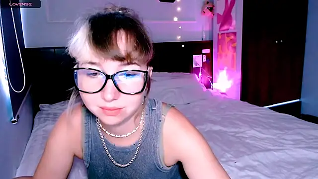 Snapshot of Cosmo_Riri chatting on September 25, 2025, 5:00 am Cosmo Riri online show from September 25, 2025, 5:00 am