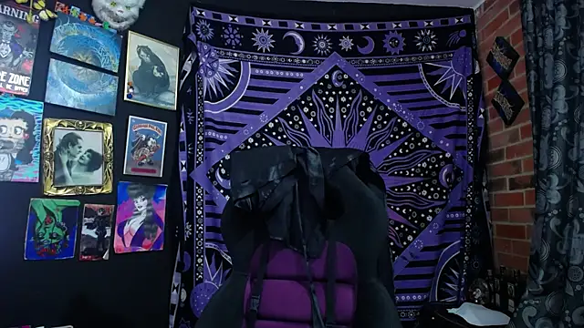 Yourmadame P online show from November 25, 2025, 11:49 pm