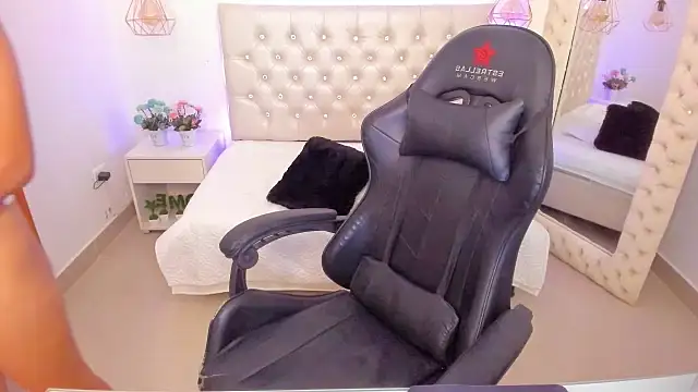 xiomara  cortes online show from February 11, 2025, 7:16 pm