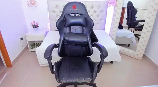 xiomara  cortes online show from February 17, 2025, 7:10 pm