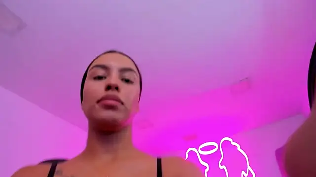 xiomara  cortes online show from November 4, 2025, 7:35 pm