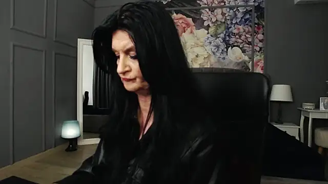 Snapshot of DomMelissaW chatting on December 8, 2024, 3:32 am DomMelissaW online show from December 8, 2024, 3:32 am