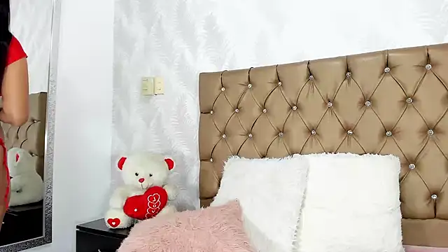 luna evaa online show from September 9, 2025, 1:21 pm