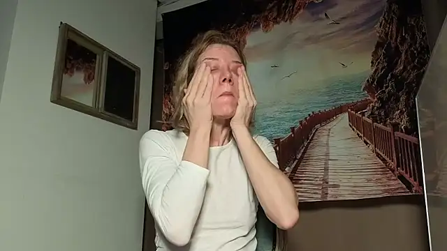 Lola Belgium online show from April 21, 2026, 5:47 am