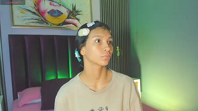 LauraAristizabal online show from October 24, 2025, 12:34 pm