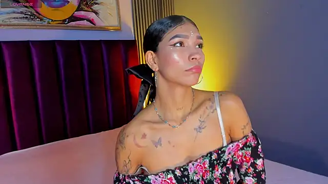 LauraAristizabal online show from April 14, 2026, 12:44 pm