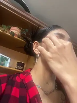 LauraAristizabal online show from April 18, 2026, 12:31 pm