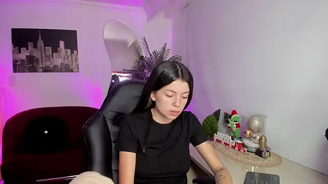 Meghan320 online show from December 19, 2025, 11:39 am