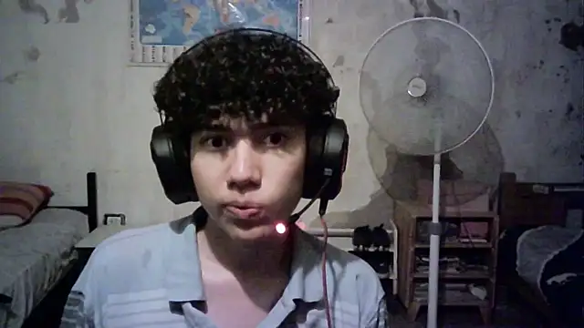 Snapshot of Emv2 chatting on December 12, 2024, 5:10 am Emv2 online show from December 12, 2024, 5:10 am