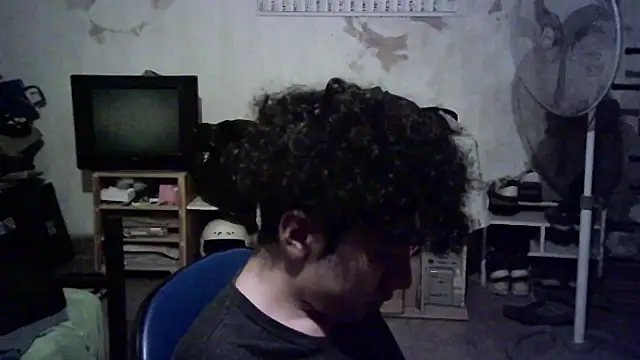 Snapshot of Emv2 chatting on February 9, 2026, 5:44 am Emv2 online show from February 9, 2026, 5:44 am