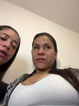 Snapshot of Reggie-Liam chatting on December 17, 2024, 2:23 am Reggie-Liam online show from December 17, 2024, 2:23 am