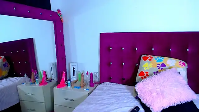 Snapshot of Jenng18 chatting on September 23, 2025, 10:24 pm Jenng18 online show from September 23, 2025, 10:24 pm