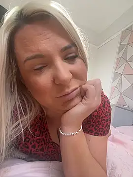 Bustyblondebabe32 online show from April 7, 2026, 9:32 am