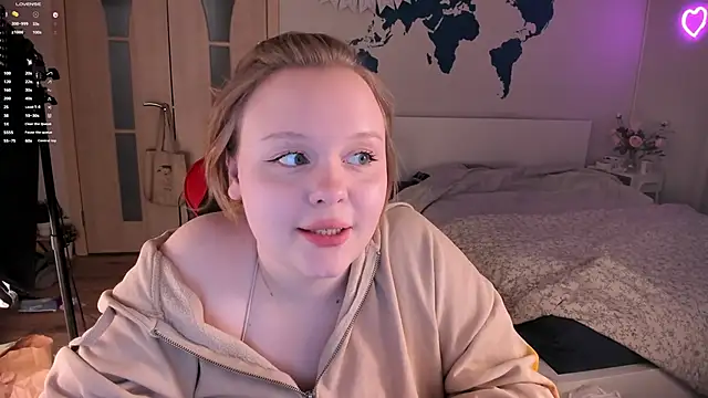 LisaLaas online show from December 14, 2024, 4:20 pm