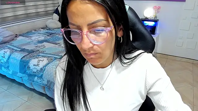 Snapshot of alma_blue chatting on May 21, 2026, 8:27 pm alma blue online show from May 21, 2026, 8:27 pm