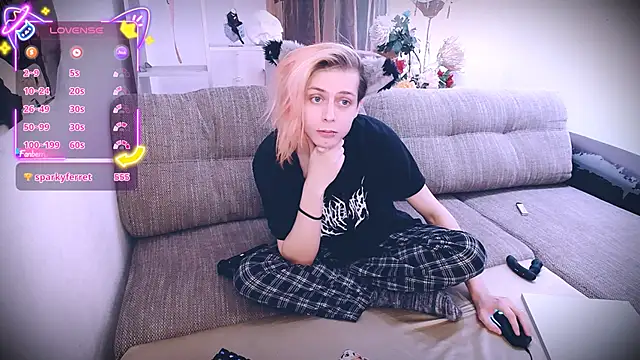 Littlepinkcat online show from November 29, 2025, 8:17 am