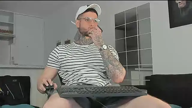  jamesleandros1 online show from January 6, 2025, 10:05 pm