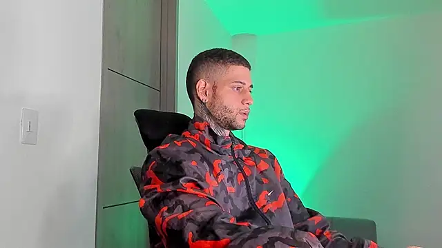  jamesleandros1 online show from April 25, 2026, 1:19 am