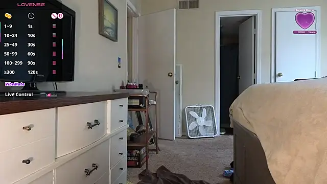 LoveSaraChristine online show from September 9, 2025, 5:45 pm