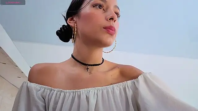 PIA STONE online show from June 17, 2026, 8:10 pm