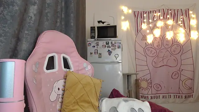 Holy420lolii online show from December 8, 2024, 1:25 pm