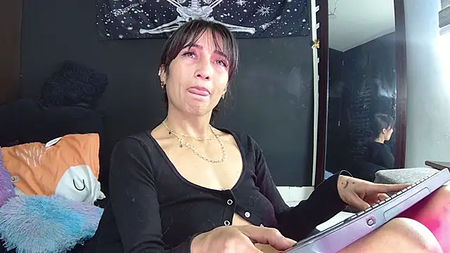 EvangelineCors online show from November 7, 2025, 6:08 pm