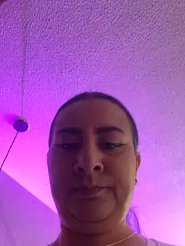 Abril Luv online show from September 9, 2025, 1:43 pm