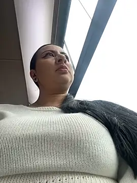 Abril Luv online show from September 18, 2025, 12:07 pm