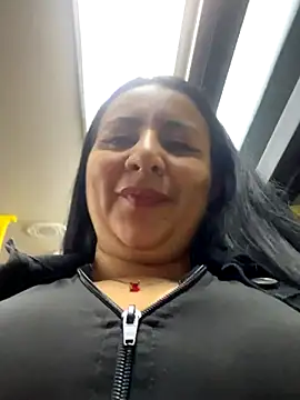 Abril Luv online show from October 9, 2025, 1:14 am