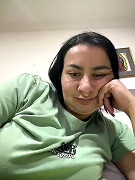 Abril Luv online show from December 17, 2025, 1:22 am