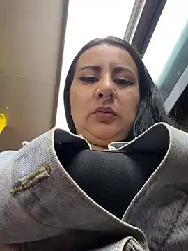 Snapshot of Abril_Luv chatting on April 22, 2026, 12:24 am Abril Luv online show from April 22, 2026, 12:24 am