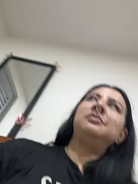 Snapshot of Abril_Luv chatting on July 6, 2026, 1:46 am Abril Luv online show from July 6, 2026, 1:46 am