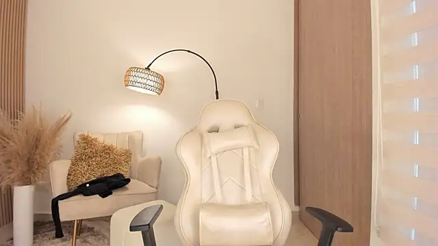 wandathompson  online show from October 9, 2025, 12:03 pm