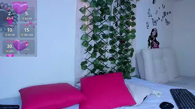 Juli Castillo8 online show from September 25, 2025, 1:48 pm