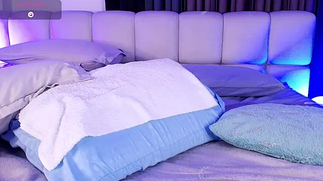 sweetieluna01 online show from April 18, 2026, 7:58 pm