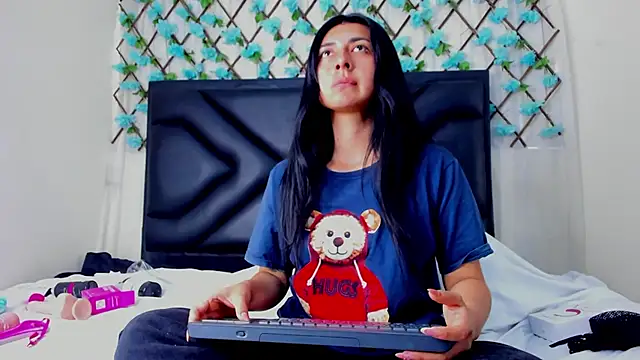 EmmaWilliamss online show from May 7, 2026, 2:22 pm
