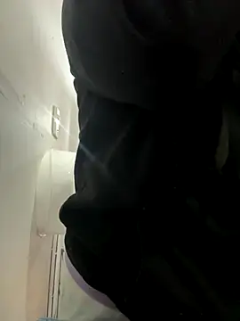 ZiaCalifa online show from November 20, 2025, 9:42 am