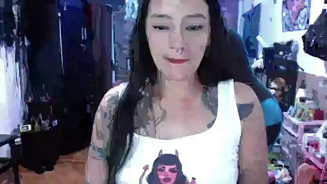 Snapshot of AngelaQueen_ chatting on May 16, 2026, 6:28 pm AngelaQueen online show from May 16, 2026, 6:28 pm