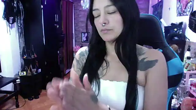Snapshot of AngelaQueen_ chatting on May 18, 2026, 4:46 pm AngelaQueen online show from May 18, 2026, 4:46 pm