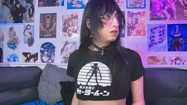 snowblack  online show from September 12, 2025, 3:34 pm