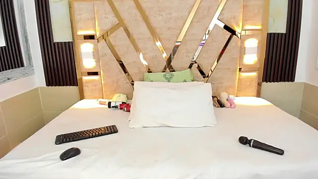 Athenea Mills online show from January 18, 2025, 6:43 pm