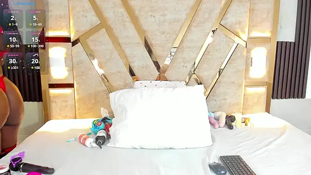 Athenea Mills online show from February 11, 2025, 6:44 pm