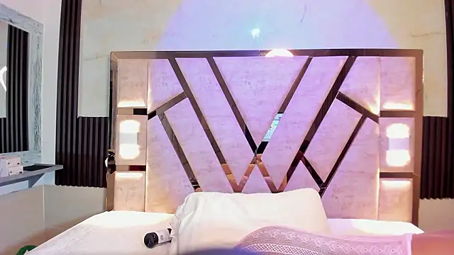 Athenea Mills online show from February 3, 2026, 6:46 pm