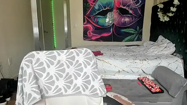 YasmineMinaj online show from April 4, 2026, 4:59 pm