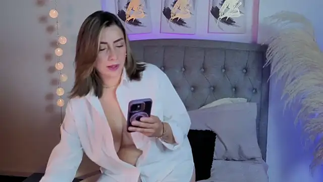 Snapshot of Isabella_lt chatting on September 25, 2025, 11:25 am Isabella lt online show from September 25, 2025, 11:25 am