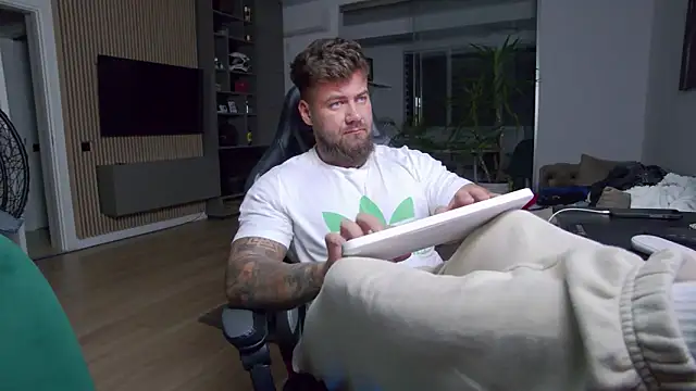 Snapshot of UbbeViking chatting on February 3, 2025, 6:39 pm UbbeViking online show from February 3, 2025, 6:39 pm