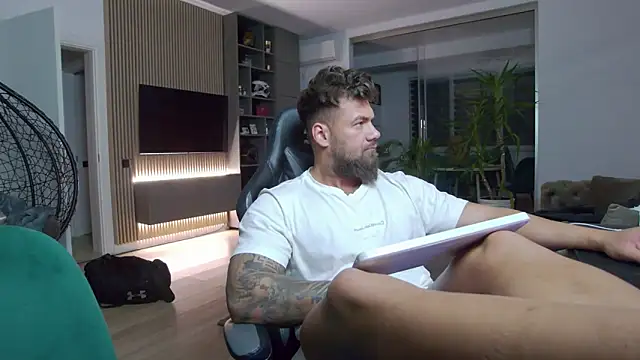 Snapshot of UbbeViking chatting on February 4, 2025, 8:17 pm UbbeViking online show from February 4, 2025, 8:17 pm