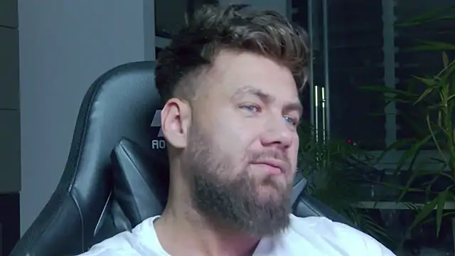 Snapshot of UbbeViking chatting on March 2, 2025, 11:31 pm UbbeViking online show from March 2, 2025, 11:31 pm