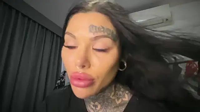 claudiacvc95 online show from October 28, 2025, 3:43 am