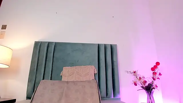 NoraDasilva online show from December 31, 2024, 3:45 am